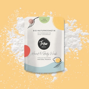 Pode incluir: Uma bolsa branca com um design de folha verde e o texto "LESS PLASTIC" no topo. A bolsa contém um pó branco e tem o texto "BIO NATURKOSMETIK 30G PULVERESSENZ FÜR 230 ML FLÜSSIGPRODUKT Treu REFILL Hand & Body Wash FÜR ALLE HAUTTYPEN NATURAL PEONIA" na frente.