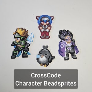 Op de afbeelding: Vijf pixel art kralen sprites, waaronder een groen en zwart personage met een blauw zwaard, een blauw en rood personage met een rode hoed, een zwart-witte pinguïn en een paars en zwart personage met een paarse cape. De sprites zijn gerangschikt in een rasterpatroon op een witte achtergrond. De tekst "CrossCode Character Beadsprites" staat onder de sprites.