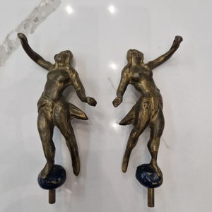 Metalen vrouwenfiguurtjes, antieke klokdecoratie