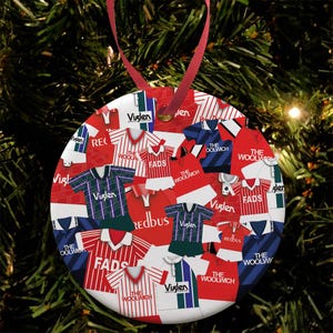 Charlton Kit Mash Kit maglietta retrò Decorazione albero di Natale Pallina piatta in ceramica Ottimo regalo di Natale Atletico ecc. Stampato nel Regno Unito