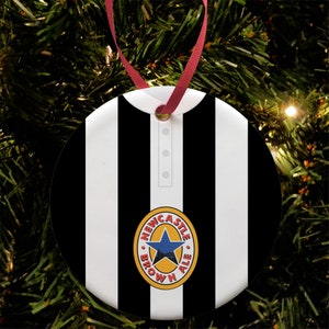 Newcastle Utd 1996 Retro Home Shirt Kit Weihnachtsbaum Dekoration Bauble Flache Keramik großes Weihnachtsgeschenk Newcastle Toon Army