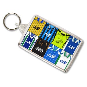 Wigan Athletic Retro Shirt Montage Schlüsselring | Standard Schlüsselanhänger Schlüsselring | Weihnachtsgeschenk-Strumpffüller für Wigan-Fans |