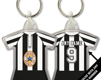 Newcastle Utd 1996 Retro Home Shirt Kit Porte-clés personnalisé Porte-clés Porte-clés Super cadeau de Noël Ajoutez n'importe quel nom et numéro
