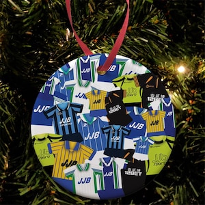 Wigan Athletic Kit Mash Retro Shirt Kit Weihnachtsbaum Dekoration Bauble Flache Keramik Großes Weihnachtsgeschenk Fußballgeschenke Bedruckt in Großbritannien