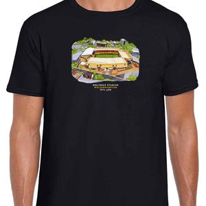 Wölfe auf dem Gelände Molineux Stadion Aquarell Schwarzes T-Shirt | Tolles Geschenk für Wölfe Fans | Erwachsene und Kinder Größen | Fußball Geschenke