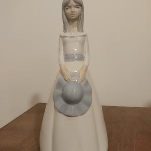 Porcelana Vintage Miquel Requena Valencia figura joven sosteniendo un sombrero