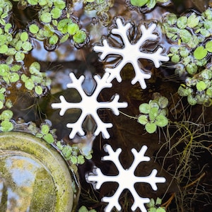 Set of 3 Medium White Floating Snowflakes, Christmas Ornaments and Fish Tank Seasonal Accessories/Decorations for your Aquarium, Pond, Pool, Garden
