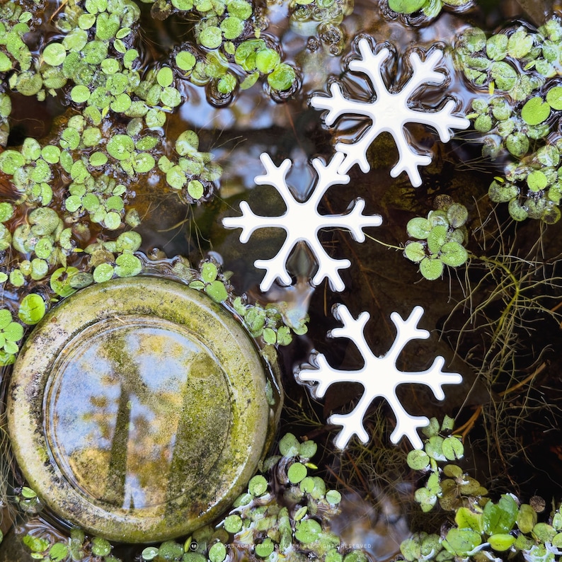 Set of 3 Medium White Floating Snowflakes, Christmas Ornaments and Fish Tank Seasonal Accessories/Decorations for your Aquarium, Pond, Pool, Garden