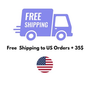 Op de afbeelding: Een blauwe bestelwagen met de tekst "FREE SHIPPING" aan de zijkant. De bestelwagen rijdt naar rechts. Onder de bestelwagen staat de tekst "Free Shipping to US Orders + 35$". Onder de tekst staat een rood-wit-blauwe Amerikaanse vlag.