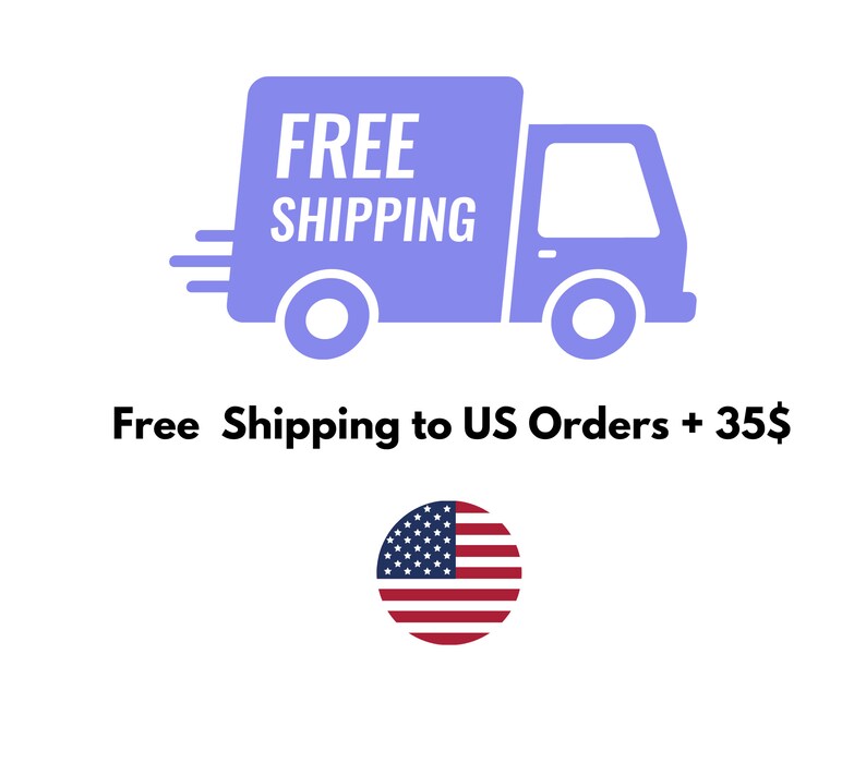 Op de afbeelding: Een blauwe bestelwagen met de tekst "FREE SHIPPING" aan de zijkant. De bestelwagen rijdt naar rechts. Onder de bestelwagen staat de tekst "Free Shipping to US Orders + 35$". Onder de tekst staat een rood-wit-blauwe Amerikaanse vlag.