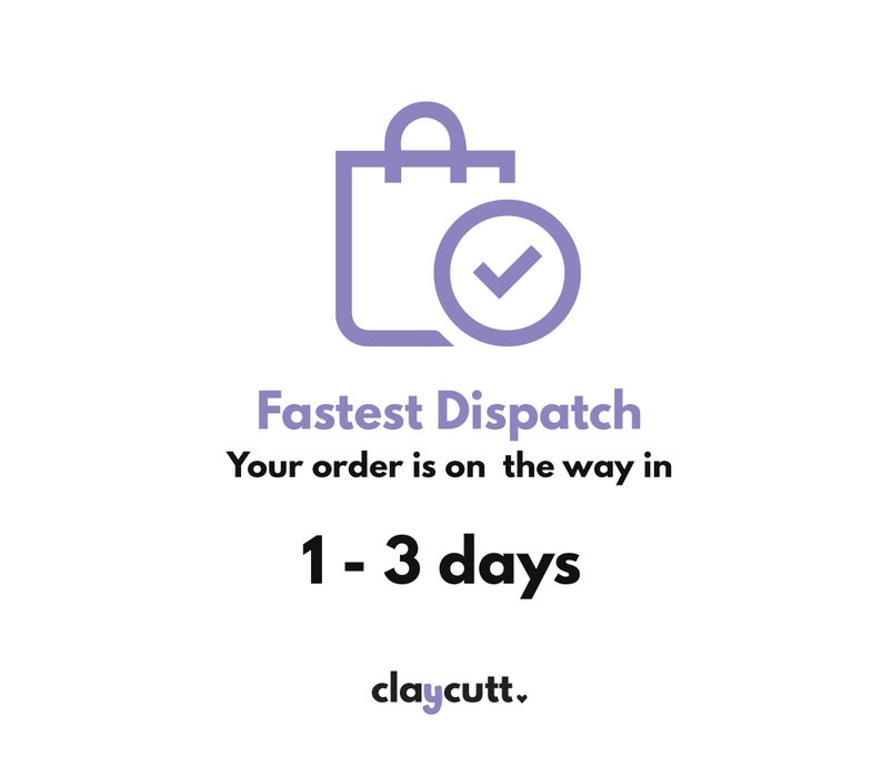Peut inclure: Une ic&ocirc;ne de sac de shopping violet avec une coche dans un cercle, indiquant une exp&eacute;dition rapide. Le texte indique "Fastest Dispatch" et "Your order is on the way in 1-3 days". Le texte "claycutt." est en bas de l'image.
