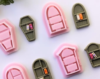 Puede incluir: Conjunto de seis moldes de silicona para hacer puertas y ventanas en miniatura. Los moldes son de color rosa y tienen una medida de 35 mm. Los moldes están diseñados para crear una variedad de estilos, incluyendo puertas y ventanas arqueadas, rectangulares y en forma de ataúd.