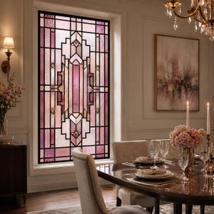 Könnte beinhalten: Ein rechteckiges Buntglasfenster mit einem geometrischen Muster in Rosa-, Mauve- und Klarglastönen mit schwarzen Bleilinien. Das Design besteht aus einem zentralen vertikalen Paneel, das von symmetrischen rechteckigen Formen umgeben ist.