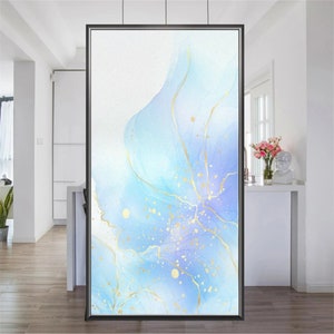 Könnte beinhalten: Abstrakter Kunstdruck mit einem blauen und violetten Aquarelldesign mit goldenen Akzenten. Das Design ähnelt einer Blume mit fließenden Linien und einem gesprenkelten Hintergrund.