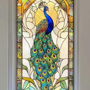 Majestic Peacock fönsterfilm i anpassad storlek med livfull glaseffekt och invecklade fjäderdetaljer för hem- och kontorsinredning