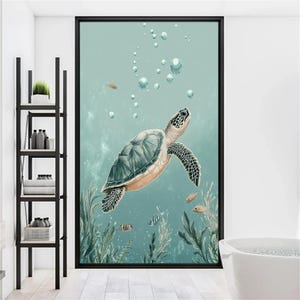 Op de afbeelding: Een groene zeeschildpad zwemt door een turquoise blauwe oceaan met bubbels en kleine vissen. De schildpad heeft een bruine schild en zwemt naar de bovenkant van de afbeelding.