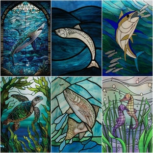 以下が含まれることがあります： 様々な海の生き物を描いたステンドグラスの芸術作品。左上のパネルは、青と白の海を泳ぐ青いサメを描いています。右上のパネルは、青い海を泳ぐ黄色と青の魚を描いています。左下のパネルは、緑と青の海を泳ぐ緑のウミガメを描いています。右下のパネルは、青と緑の海を泳ぐ2匹のピンクのタツノオトシゴを描いています。中央のパネルは、青と緑の海を泳ぐ茶色の魚を描いています。