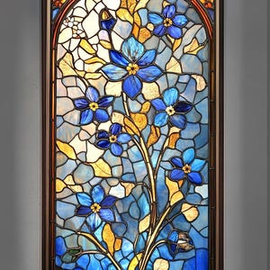 Puede incluir: Una ventana de vitrales con un diseño floral azul y dorado. La ventana presenta un grupo de flores azules con centros amarillos, rodeadas de hojas doradas y un fondo azul.
