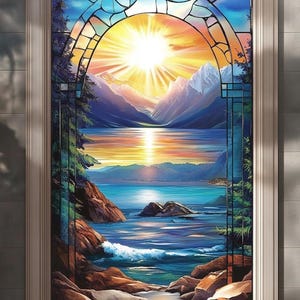 Puede incluir: Una vidriera que representa un paisaje escénico. La obra de arte presenta una vibrante puesta de sol sobre un lago, enmarcada por montañas y árboles. La ventana está encerrada en un marco blanco, agregando un toque de elegancia a la obra de arte.