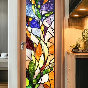 Puede incluir: Una calcomanía de puerta de vidrio emplomado con un diseño abstracto colorido que presenta tonos de morado, azul, verde, amarillo, naranja y rojo.