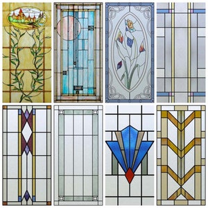 Könnte beinhalten: Neun verschiedene Bleiglasfenster-Designs. Die Designs beinhalten ein Schloss, Blumen, geometrische Muster und abstrakte Formen. Die Farben sind hauptsächlich Blau, Gelb und Rot.