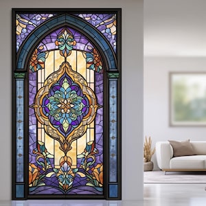 Puede incluir: Una vidriera con marco negro. La ventana presenta un diseño simétrico con un medallón central en tonos azules, morados y amarillos. Los paneles circundantes son de varios colores, incluyendo naranja y morado.