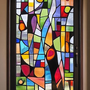 Puede incluir: Una puerta de vidrio emplomado con un diseño abstracto colorido que presenta formas geométricas y varios tonos de rojo, azul, verde, amarillo y naranja.