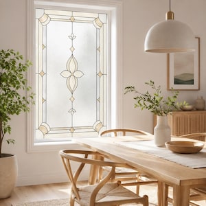 Pellicola per finestre con motivo floreale e geometrico minimalista, elegante e su misura, ideale per arredare una sala da pranzo moderna e neutra.