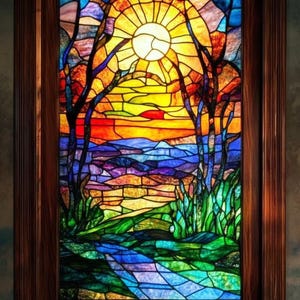 Puede incluir: Una ventana de vitral que representa una puesta de sol sobre un paisaje con árboles, un río y un sol amarillo brillante. El vidrio está cortado en pequeños trozos y dispuestos en un patrón de mosaico, creando un diseño colorido e intrincado.