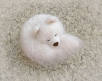 Dog Brooch wool Pin sleeping samoyed Siberian puppy jewellery dog stuffed animal miniature gift for her jewellery dog lover kawaii Samoyed