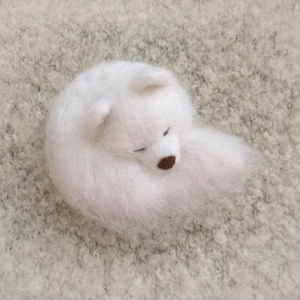 Dog Brooch wool Pin sleeping samoyed Siberian puppy jewellery dog stuffed animal miniature gift for her jewellery dog lover kawaii Samoyed