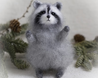 Regalo per fidanzato procione lavorato a maglia, regalo carino per la sua decorazione domestica, soffice bambola kawaii imbottita, figurine in miniatura, scultura morbida di animali fatta a mano