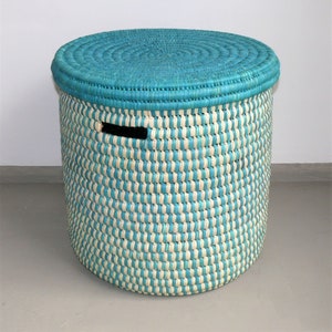 Cesta africana "TURKANA" tejida a mano con hojas de palma en color azul verdoso para lavar la ropa | Organización Almacenamiento | Origen: Kenia