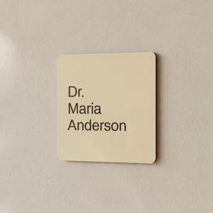 Aangepast naambord | Architecturale beige HPL deurplaquette | Gegraveerd vierkant bord (10 x 10 cm)