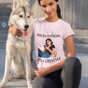 Camiseta "La procrastinación es un estilo de vida" / Ilustración de una mujer relajándose con un café