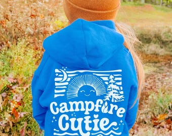 Camfire Cutie Png SVG、キャンプ旅行、手描き、キャンプライフSVG、湖畔生活SVG、キャンプファイヤーキッズPNG、アドベンチャーPNG、昇華デザイン