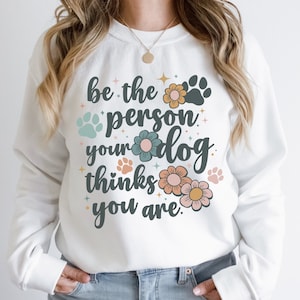 Hond moeder png, pootafdruk svg, hond MAMA svg, wees de persoon die je hond denkt dat je bent, hond citaten SVG, hondenliefhebber shirt png, hondenliefhebber svg