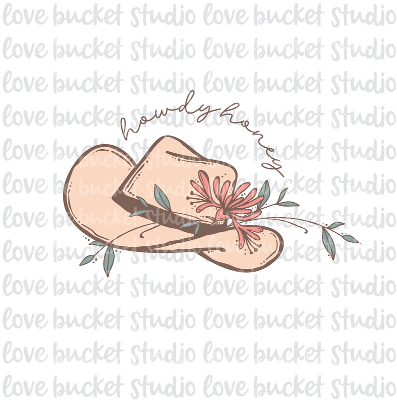 K&ouml;nnte beinhalten: Ein rosa Cowboyhut mit braunem Band und einer floralen Verzierung. Der Hut ist mit einer rosa Blume und gr&uuml;nen Bl&auml;ttern verziert. Der Text "Howdy Honey" ist in Kursivschrift &uuml;ber dem Hut geschrieben.