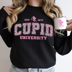 Cupidon University Png, Saint-Valentin png svg, sublimation de chemise de la Saint-Valentin, Funny College Png, XOXO Png, Saint-Valentin imprimé léopard, Cupidon svg