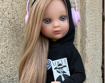 Luxury Geschenk Tochter, Puppe Eva Berjuan mit langen blonden Haaren und blauen Augen in einem Jeansrock und einem schwarzen Kapuzenpullover