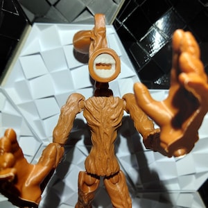 Roblox Siren Heads Doll - Articulated and glow in the dark, 22cm high or over 9 inches tall.