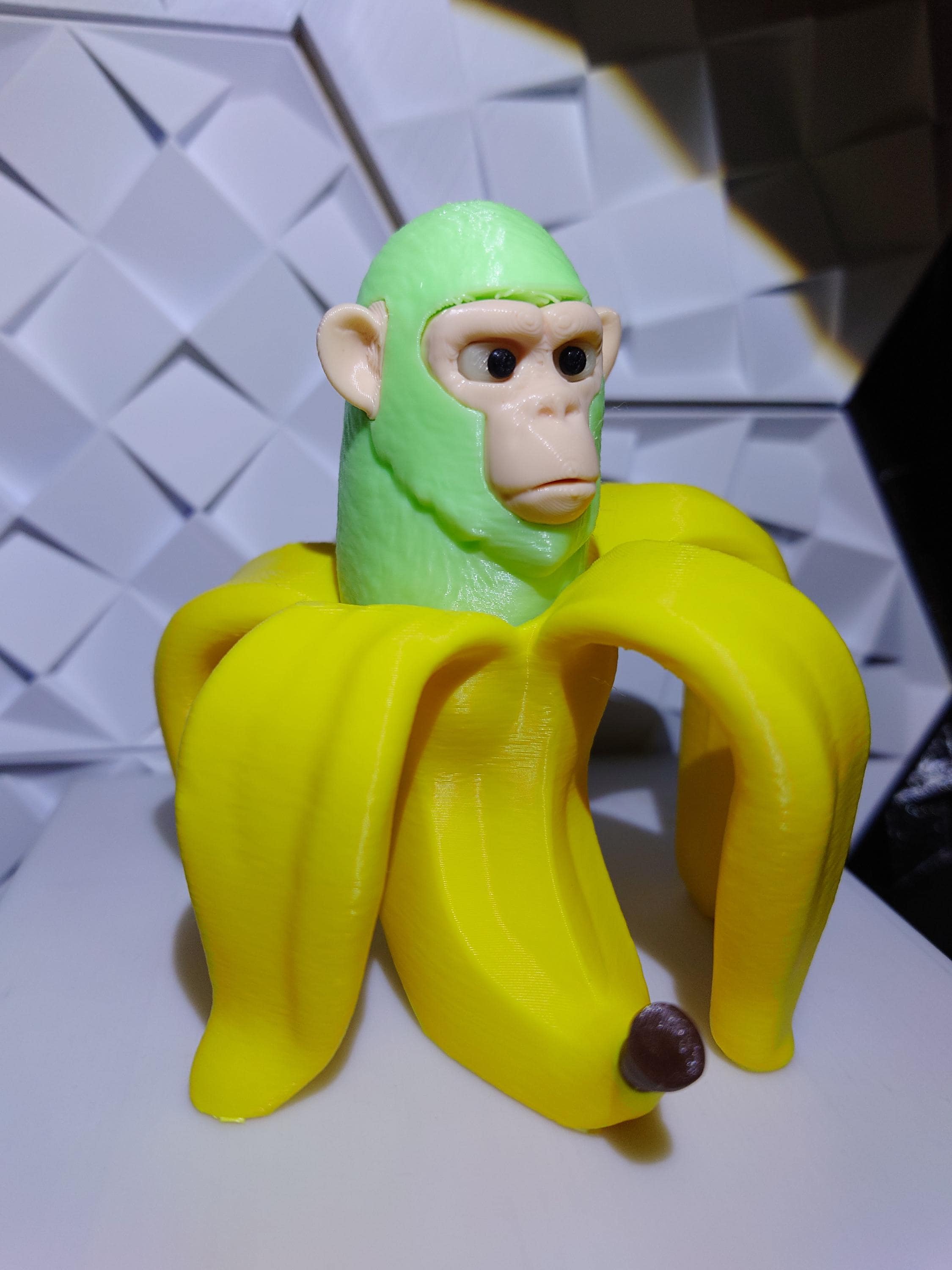 Chimpanzini Bananini – Mono de juguete que brilla en la oscuridad en color  plátano / Compañero de escritorio flexible impreso en 3D - Etsy México, image size:2250x3000