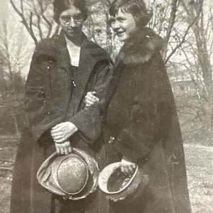 VINTAGE PHOTO 1920s flapper girls with capes, fashionable hats original snapshot
