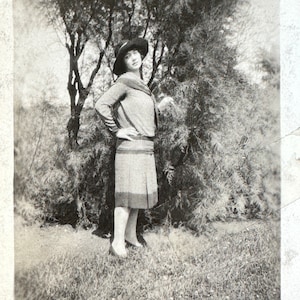 Beautiful Woman VINTAGE PHOTO - Original Snapshot - Lovely Outfit, Matching Hat, Unique Pose, Elegant Vintage Style