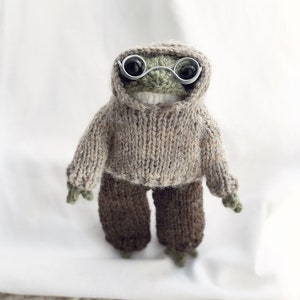 Pattern hoodie knitting pattern for frog (5.3inches)