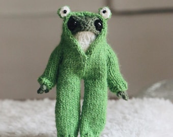 Pattern Frog Onesies digital pattern for frog (5.3inches)