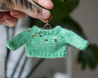 Pattern Bee Sweater knitting and embroidery pattern for frog (5.3inches)