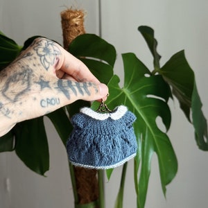 DIGITALE ANLEITUNG Strickmuster für ein Kleid für Frosch und Puppe (13,5 cm)