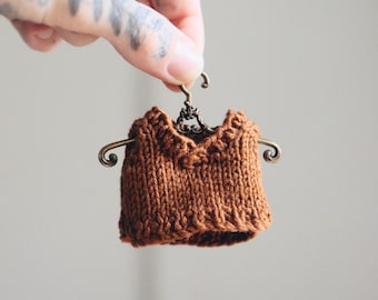 Pattern V-Neck knitting pattern for frog (5.3inches)