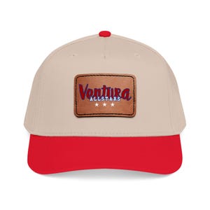Puede incluir: Gorra de béisbol beige con visera roja y botón rojo. La gorra tiene un parche de cuero marrón con el texto "Ventura ALLSTARS" en rojo y azul.